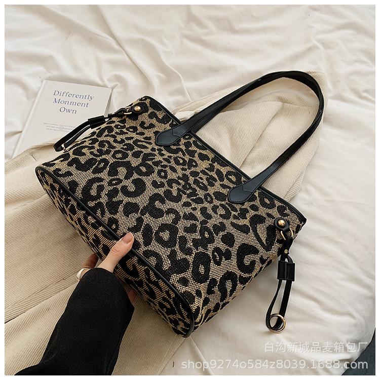 Fashion leopard print large bag large capacity bag women s 2025 new foreign style shoulder bag simple texture commuter tote bag
Fashion leopard print large bag large capacity bag women s 2025 new foreign style shoulder bag simple texture commuter tote bag