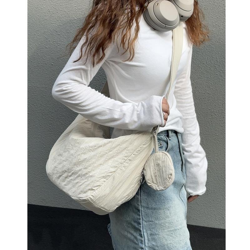 A fashionable large-capacity single-shoulder crossbody bag with pleated dumplings чорний
A fashionable large-capacity single-shoulder crossbody bag with pleated dumplings чорний