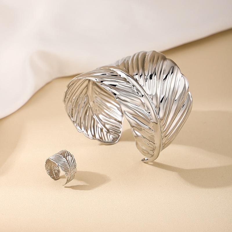 Модный и элегантный женский браслет-кольцо в виде листа серебряный
Модный и элегантный женский браслет-кольцо в виде листа серебряный