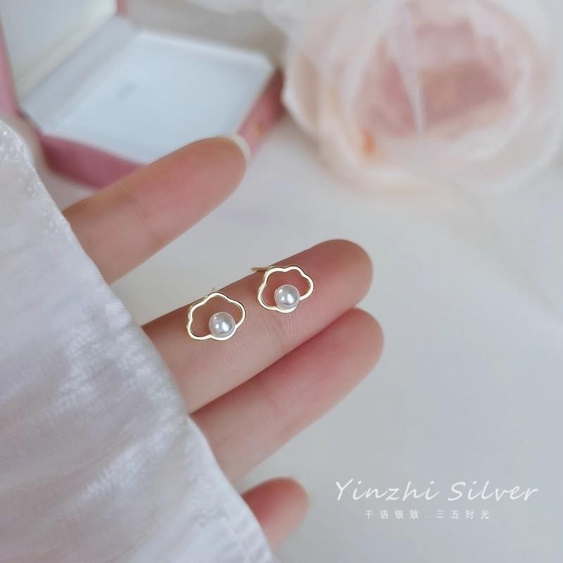 Hollow cloud pearl stud earrings women s ear hole temperament earrings new popular high-end exquisite earrings
Hollow cloud pearl stud earrings women s ear hole temperament earrings new popular high-end exquisite earrings
