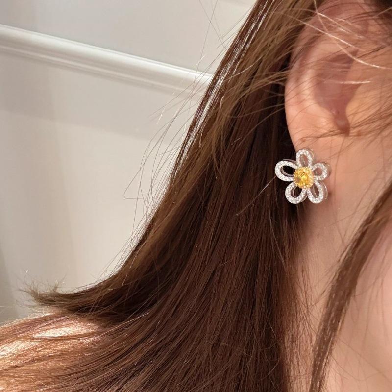 2026 Gesang Flower Stud Earrings Full Of Diamonds, Light Luxury, High-End Design Sense, Gift For Girlfriend, Diamond-Encrusted Flower Gift
2026 Gesang Flower Stud Earrings Full Of Diamonds, Light Luxury, High-End Design Sense, Gift For Girlfriend, Diamond-Encrusted Flower Gift
