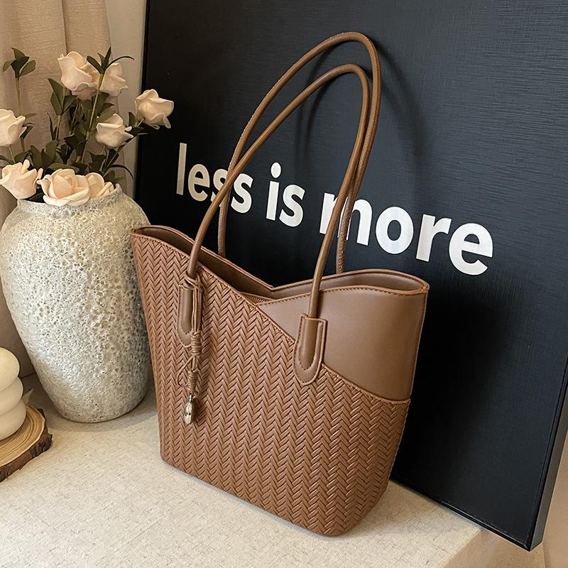 Korean version of large-capacity underarm commuter bag women s bag 2025 new simple tote bag versatile shoulder bag коричневый
Korean version of large-capacity underarm commuter bag women s bag 2025 new simple tote bag versatile shoulder bag коричневый