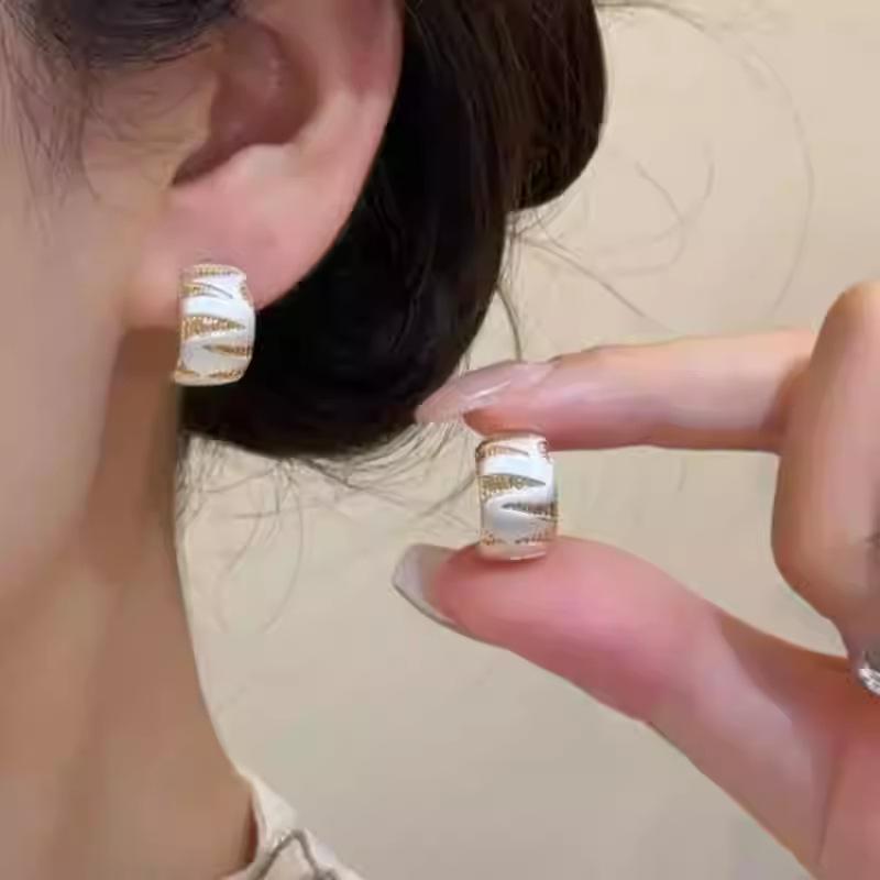 C-shaped earrings simple retro temperament stud earrings versatile light luxury high-end earrings
C-shaped earrings simple retro temperament stud earrings versatile light luxury high-end earrings
