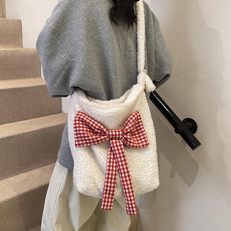 2025 autumn and winter new crossbody shoulder bag wind bow plush bag lamb wool student canvas bag 37*11*35 білий
2025 autumn and winter new crossbody shoulder bag wind bow plush bag lamb wool student canvas bag 37*11*35 білий