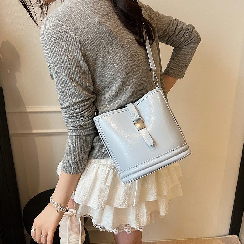 High-end small bag women s new spring and summer versatile messenger bag fashion shoulder underarm bag bucket bag білий
High-end small bag women s new spring and summer versatile messenger bag fashion shoulder underarm bag bucket bag білий