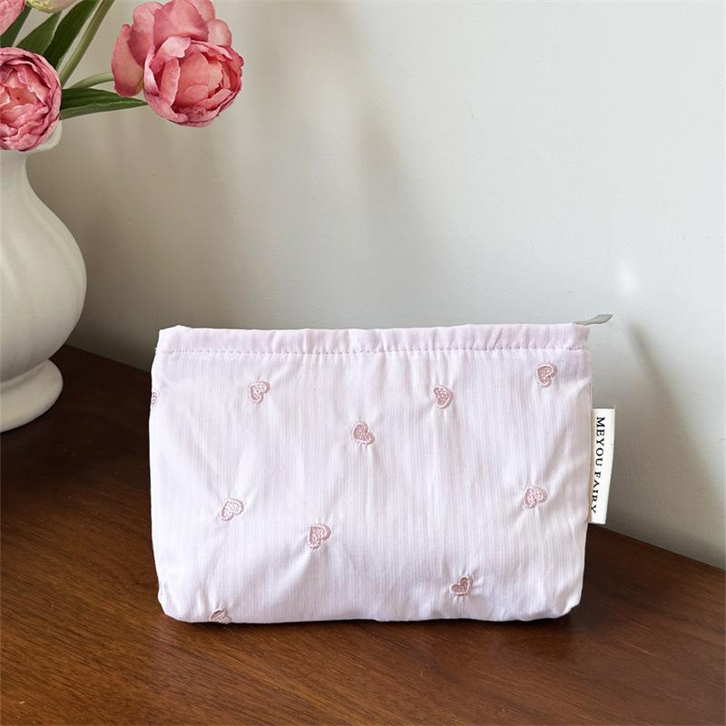 Love Sweet Embroidery Girls Wash Bag Large Capacity Portable Female Clutch Travel Cosmetic Bag Ladies Striped Canvas Storage Bag
Love Sweet Embroidery Girls Wash Bag Large Capacity Portable Female Clutch Travel Cosmetic Bag Ladies Striped Canvas Storage Bag