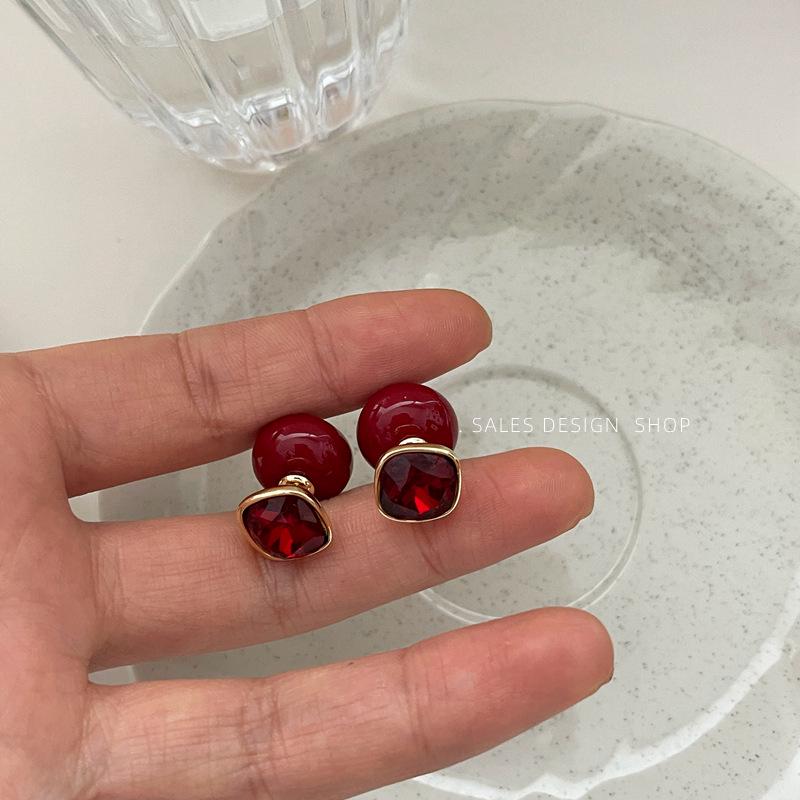 Retro Double-Layered Crystal Ear Studs: Elegant, Luxury Earrings with Versatile Style
Retro Double-Layered Crystal Ear Studs: Elegant, Luxury Earrings with Versatile Style