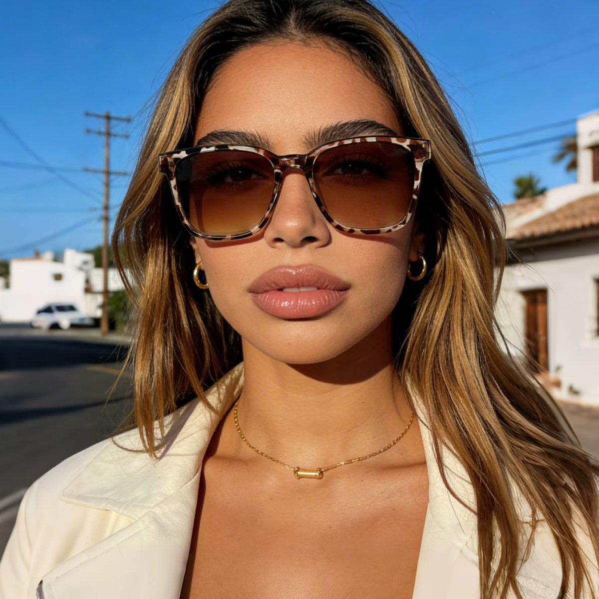 1PCS Sexy Spicy Girl Large Frame Sunglasses Casual Strolling Shopping Photography Sun Protection High-End Shades
1PCS Sexy Spicy Girl Large Frame Sunglasses Casual Strolling Shopping Photography Sun Protection High-End Shades