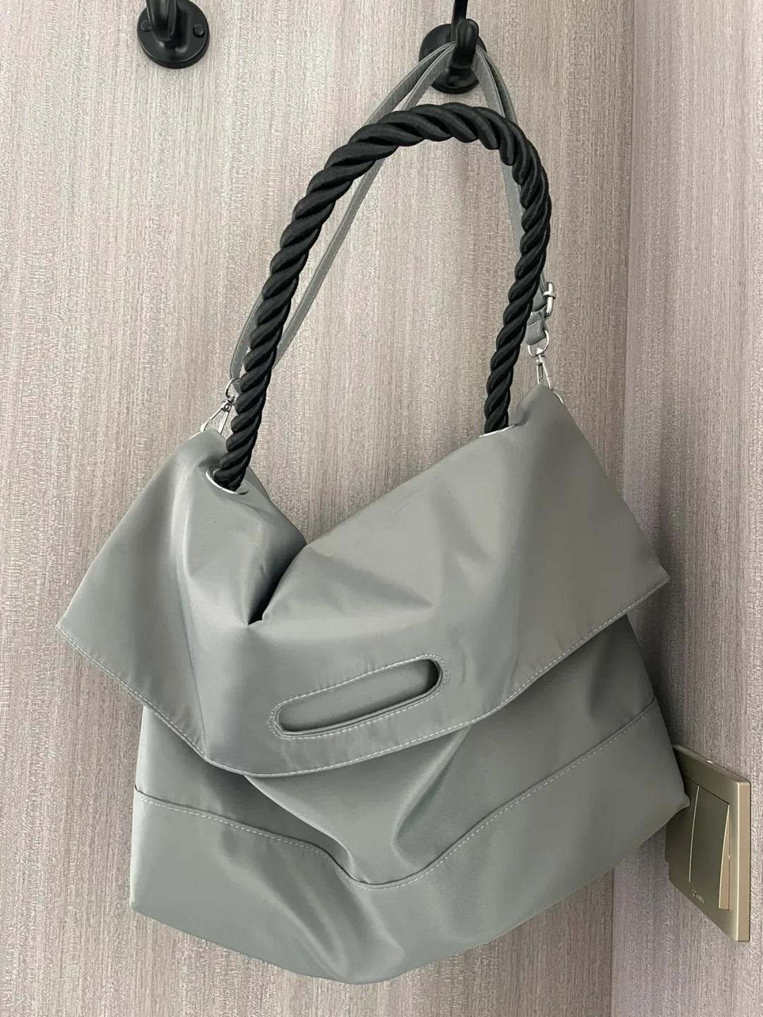 Нова сумка Оксфорд великої місткості 2024 р. Сумка з текстурованою сумкою-месенджером, повсякденна сумка через плече, лінивий вітер, проста сумка-тоут чорний
Нова сумка Оксфорд великої місткості 2024 р. Сумка з текстурованою сумкою-месенджером, повсякденна сумка через плече, лінивий вітер, проста сумка-тоут чорний