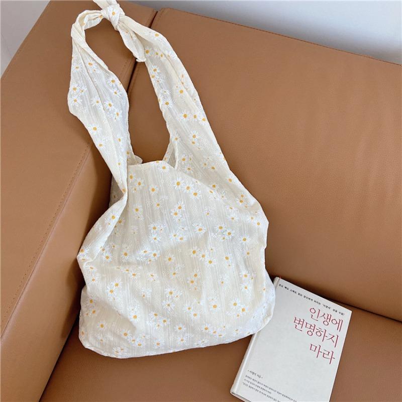 Japanese small fresh daisy canvas bag women s literary shoulder bag student thin cloth bag
Japanese small fresh daisy canvas bag women s literary shoulder bag student thin cloth bag