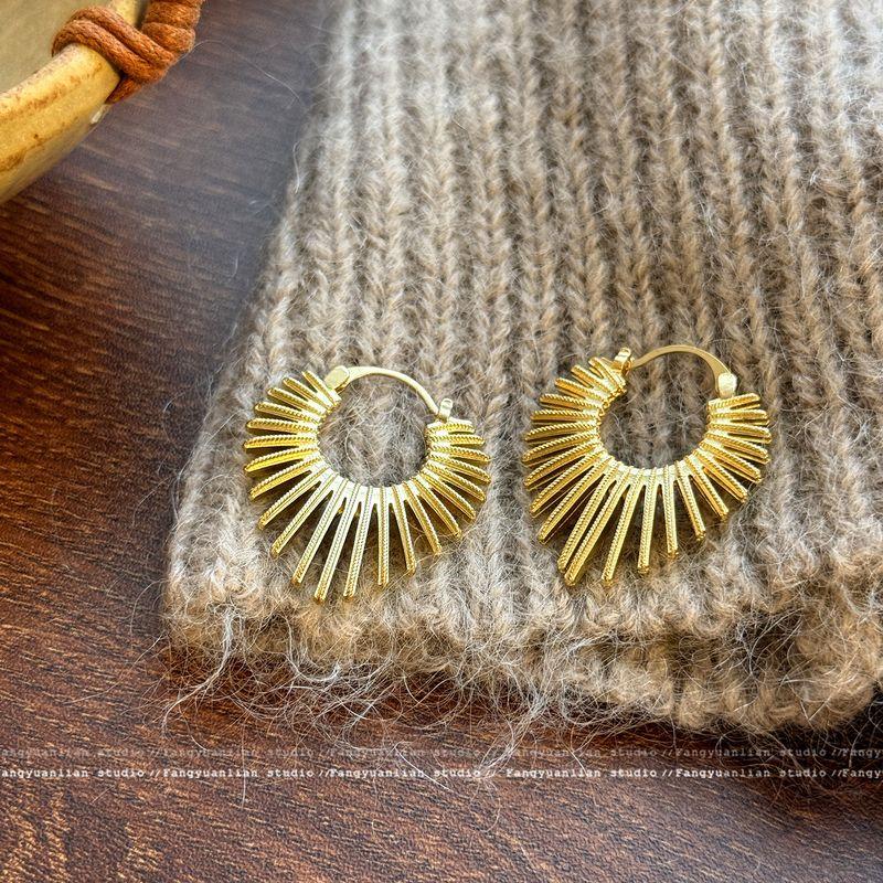 European and American Style Retro Metal Sunflower Earrings for Women 2026 New Niche Minimalist Style Hoop Earrings Exaggerated Ear Accessories Gold
European and American Style Retro Metal Sunflower Earrings for Women 2026 New Niche Minimalist Style Hoop Earrings Exaggerated Ear Accessories Gold
