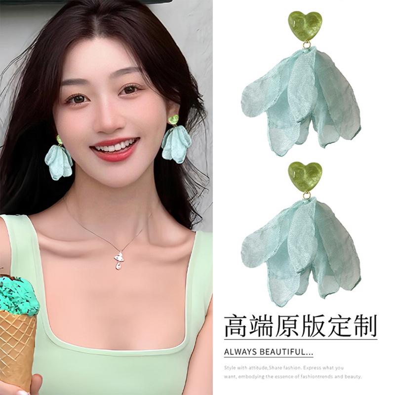 Love mesh flower earrings personalized Internet celebrity same stud earrings small fresh sweet new earrings women
Love mesh flower earrings personalized Internet celebrity same stud earrings small fresh sweet new earrings women