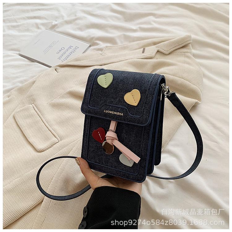 Korean version of niche mobile phone bag women s summer fashion crossbody bag 2025 new casual outing mini shoulder bag синій
Korean version of niche mobile phone bag women s summer fashion crossbody bag 2025 new casual outing mini shoulder bag синій