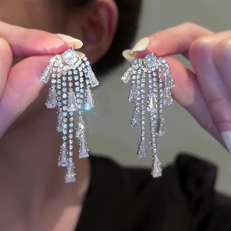 2025 New Arrival Light Luxury Elegant Crystal Long Tassel Dangle Earrings For Women Fashion Sweet Geometry Jewelry Party Gifts срібний
2025 New Arrival Light Luxury Elegant Crystal Long Tassel Dangle Earrings For Women Fashion Sweet Geometry Jewelry Party Gifts срібний