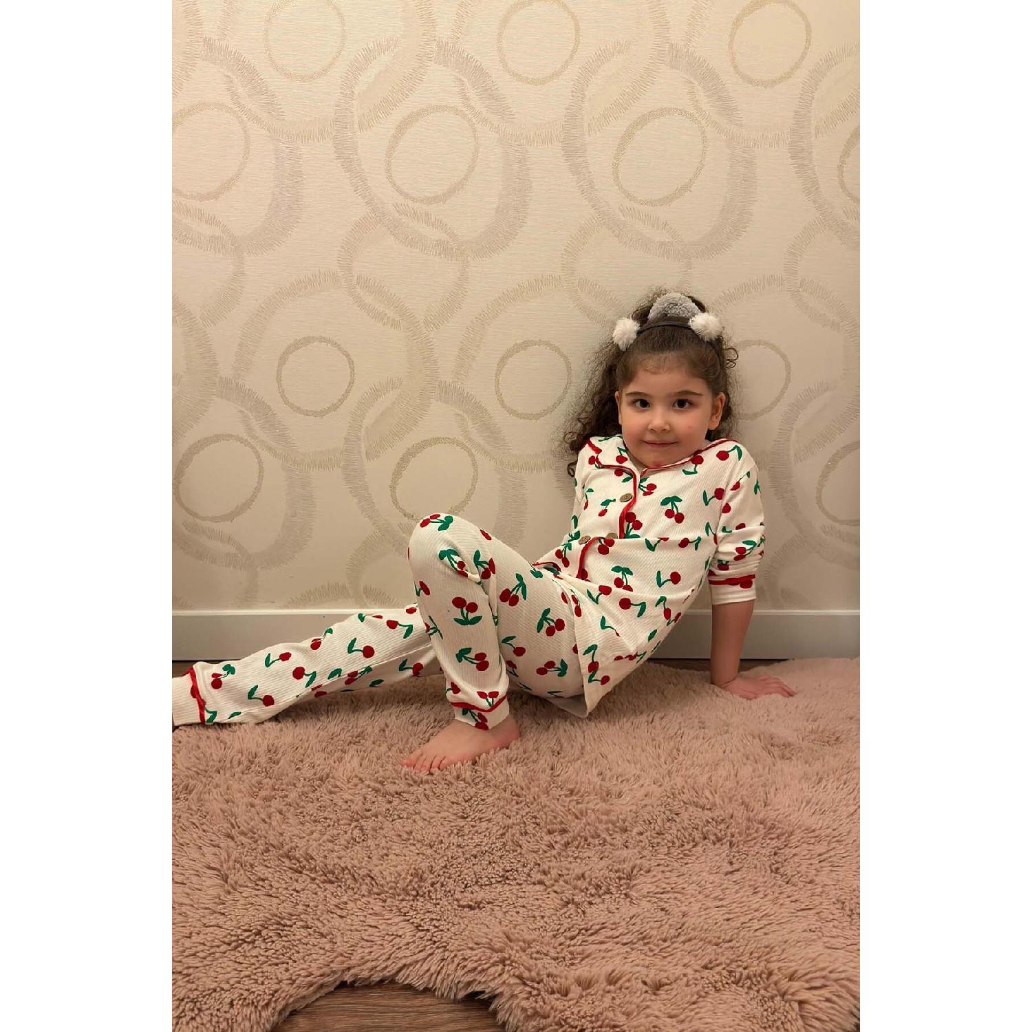 Пижамный комплект Children Add 5 Pay 4 Cherry Cherry для мамы и дочки Family Concept, хлопковый новогодний подарок 15515 S экрю
Пижамный комплект Children Add 5 Pay 4 Cherry Cherry для мамы и дочки Family Concept, хлопковый новогодний подарок 15515 S экрю