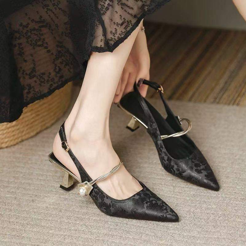 2025 This spring and summer, the new pointed-toed thin heel new Chinese style with cheongsam high heels bag head empty sandals women 40 чёрный
2025 This spring and summer, the new pointed-toed thin heel new Chinese style with cheongsam high heels bag head empty sandals women 40 чёрный
