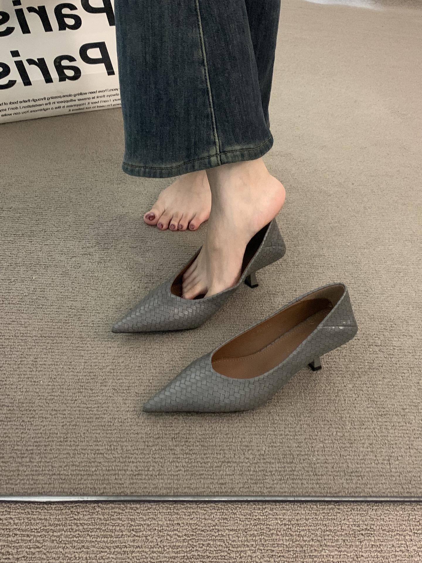 Large size pointed single shoes women s spring new small heels temperament French stiletto women s shoes commuter low heels 41 сірий колір
Large size pointed single shoes women s spring new small heels temperament French stiletto women s shoes commuter low heels 41 сірий колір