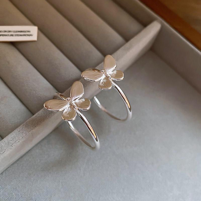 Серебряные игольчатые элегантные серьги-бабочки в форме буквы С – изысканный, модный, легкий роскошный женский универсальный аксессуар высокого класса Needle серебряный
Серебряные игольчатые элегантные серьги-бабочки в форме буквы С – изысканный, модный, легкий роскошный женский универсальный аксессуар высокого класса Needle серебряный