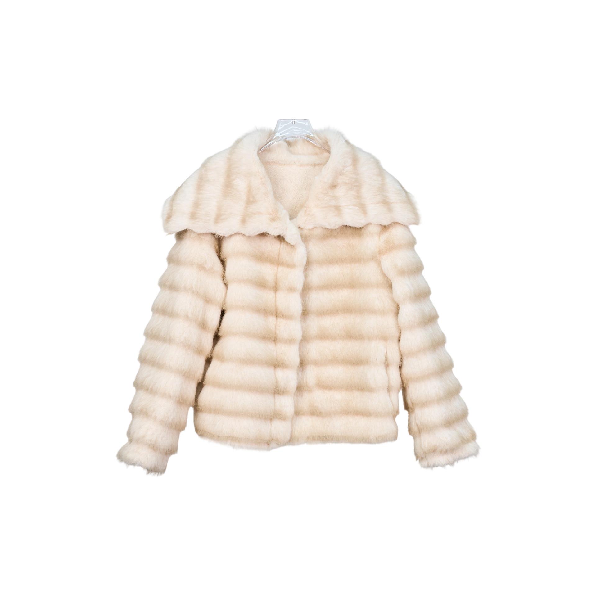 Женская короткая шуба из искусственного меха шиншиллы и кожи - Универсальная и плюшевая, осенне-зимний стиль с большим лацканом. Large
Женская короткая шуба из искусственного меха шиншиллы и кожи - Универсальная и плюшевая, осенне-зимний стиль с большим лацканом. Large