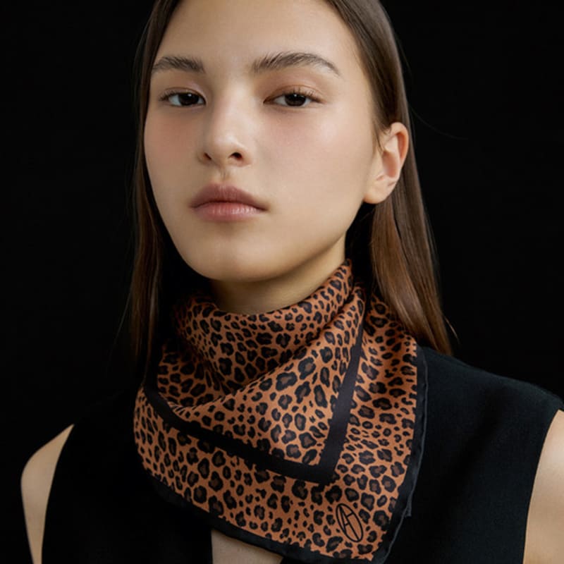 AVVINA PELLE Leopard Square Silk Sacrf 50 - Camel Camel
AVVINA PELLE Leopard Square Silk Sacrf 50 - Camel Camel