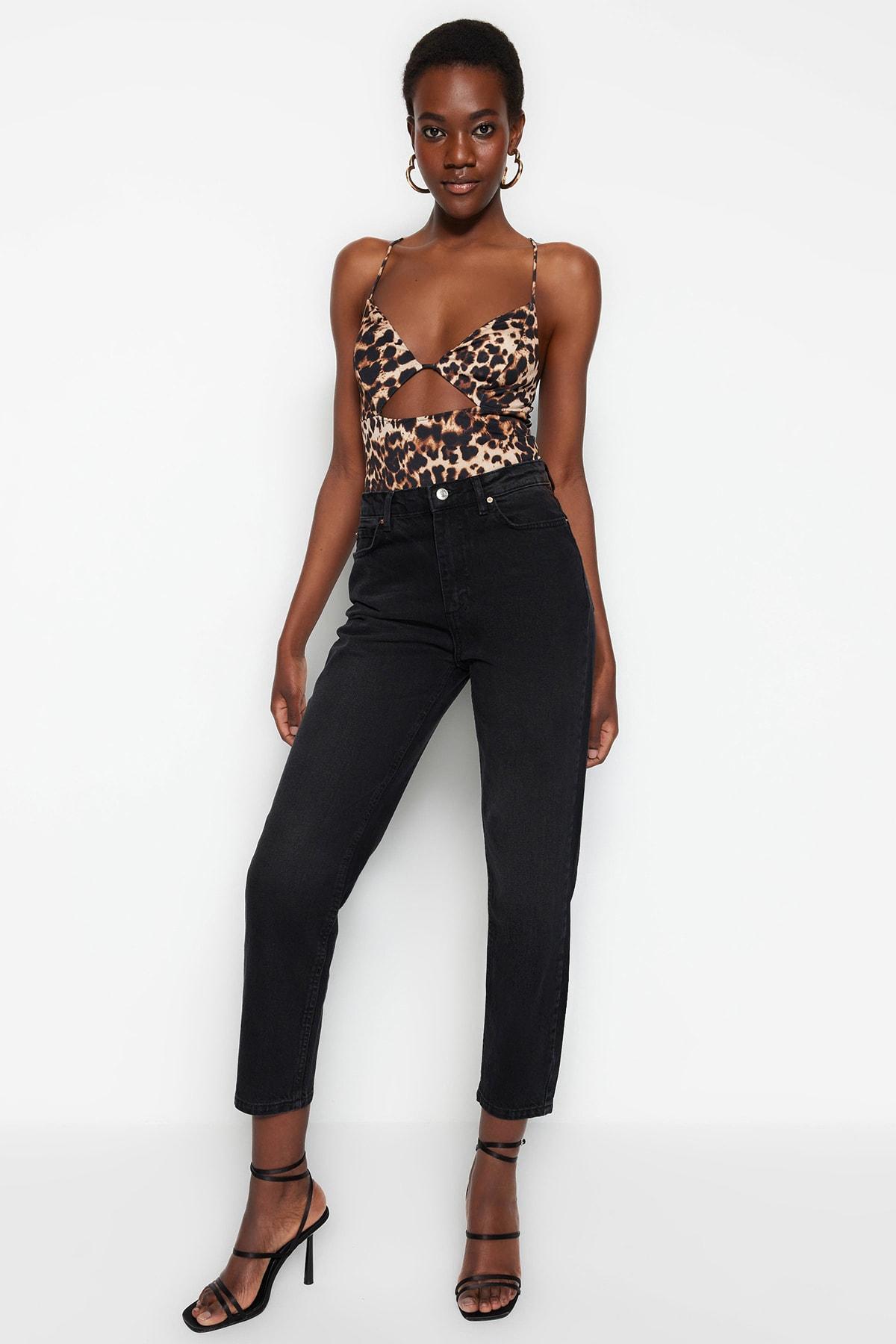 Черные джинсы Mom с высокой талией TWOSS23JE00067..
Черные джинсы Mom с высокой талией TWOSS23JE00067..