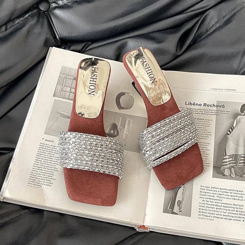 French temperament exquisite rhinestone word with slope heel cool slippers summer fashion wear high heels slippers square head sandals 40 золотой
French temperament exquisite rhinestone word with slope heel cool slippers summer fashion wear high heels slippers square head sandals 40 золотой