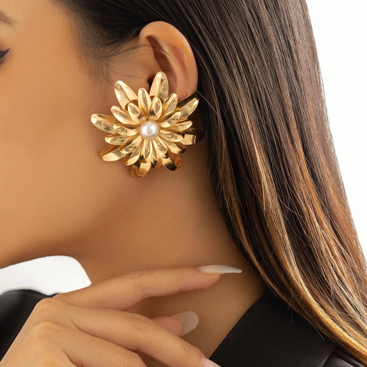 Accessories, personalized business geometric earrings, sweet and cool exaggerated daisy three-dimensional imitation pearl stud earrings for women
Accessories, personalized business geometric earrings, sweet and cool exaggerated daisy three-dimensional imitation pearl stud earrings for women