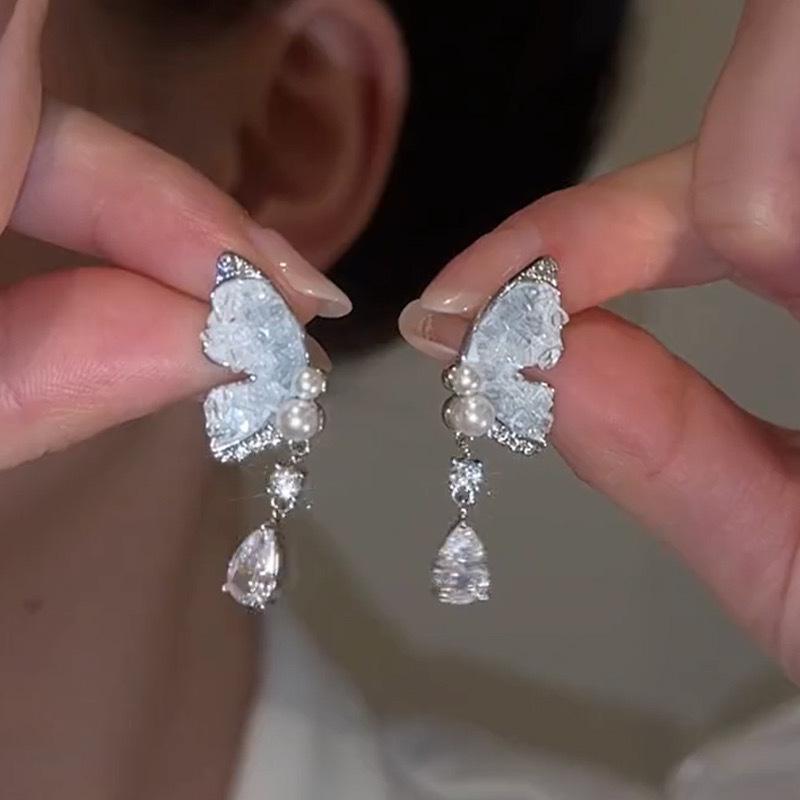Elegant Gradient Blue Pearl Butterfly Earrings - High-End, Versatile French-Style Luxury Ear Studs
Elegant Gradient Blue Pearl Butterfly Earrings - High-End, Versatile French-Style Luxury Ear Studs
