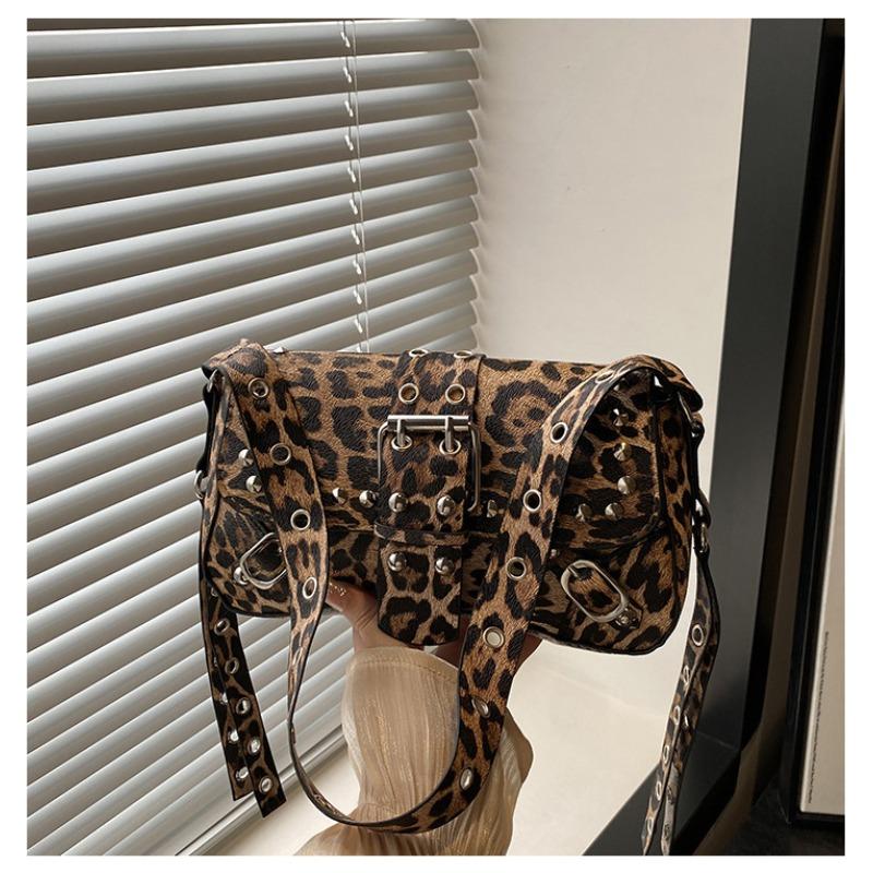 2 New textured shoulder bag Spice girl rivet messenger bag personalized design fashionable locomotive underarm baguette women s bag
2 New textured shoulder bag Spice girl rivet messenger bag personalized design fashionable locomotive underarm baguette women s bag