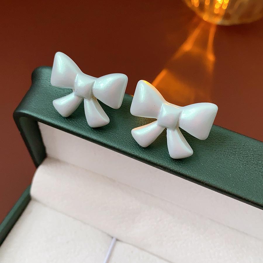 Silver needle pearl round flower earrings medieval vintage stud earrings retro court style earrings light luxury high sense
Silver needle pearl round flower earrings medieval vintage stud earrings retro court style earrings light luxury high sense