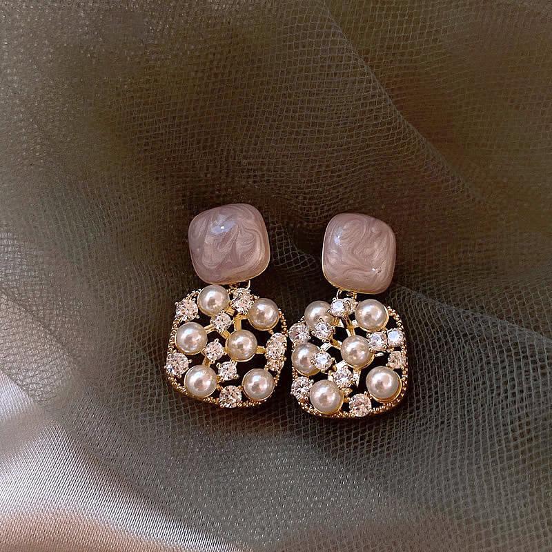 Square oil drop pearl earrings French fashion exquisite earrings light luxury high sense versatile earrings women
Square oil drop pearl earrings French fashion exquisite earrings light luxury high sense versatile earrings women