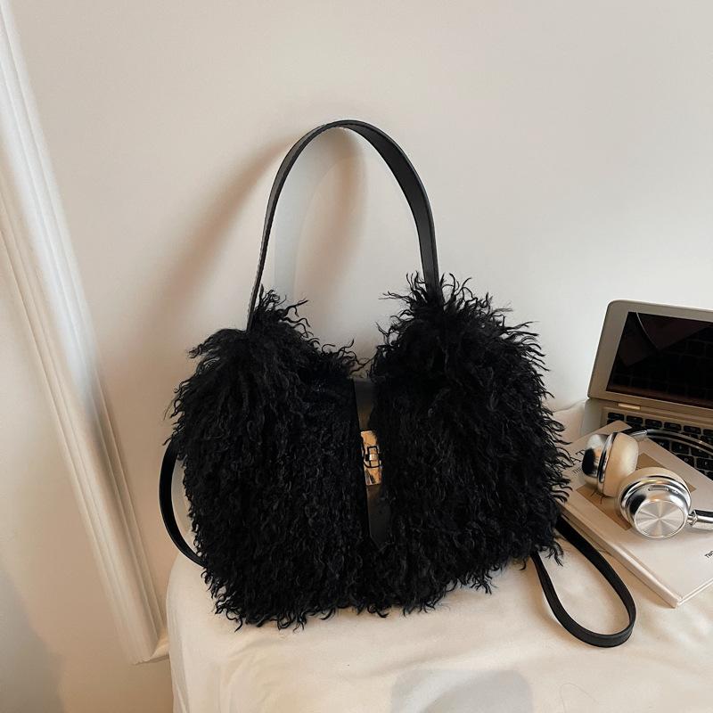 Trendy Faux Shearling Tote Bag Women Y2K Simple Crossbody Shoulder Bag Winter New Comfortable and Versatile Texture Storage Bags чёрный
Trendy Faux Shearling Tote Bag Women Y2K Simple Crossbody Shoulder Bag Winter New Comfortable and Versatile Texture Storage Bags чёрный