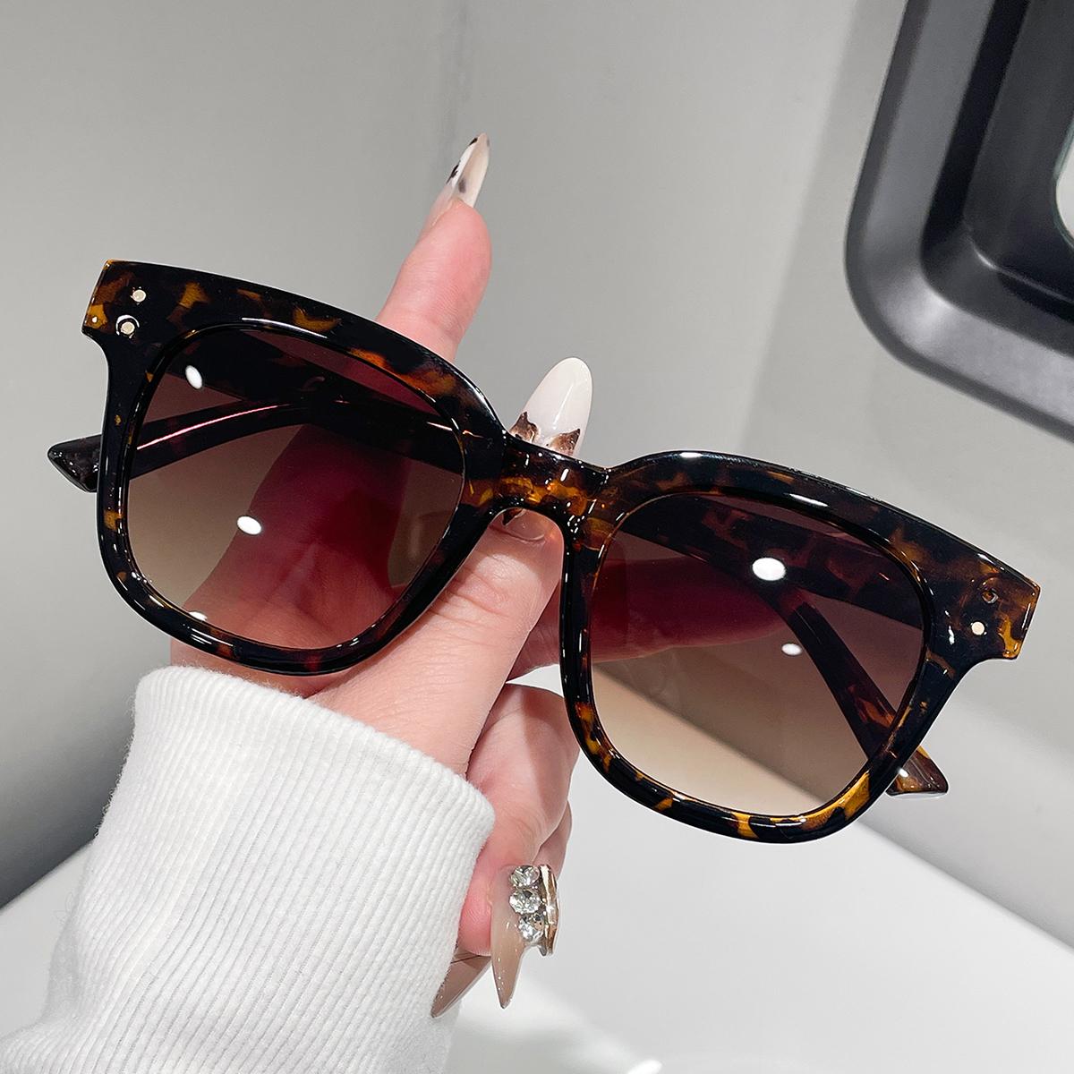 Fashionable Sexy Leopard Print Square Large Frame Sunglasses with Tea-Colored Lenses for Shopping Photography Commuting
Fashionable Sexy Leopard Print Square Large Frame Sunglasses with Tea-Colored Lenses for Shopping Photography Commuting