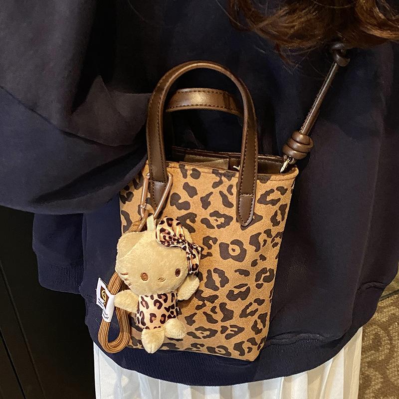 Mobile phone bag women s new summer retro niche leopard print super fire suede cross-body bag luggage
Mobile phone bag women s new summer retro niche leopard print super fire suede cross-body bag luggage