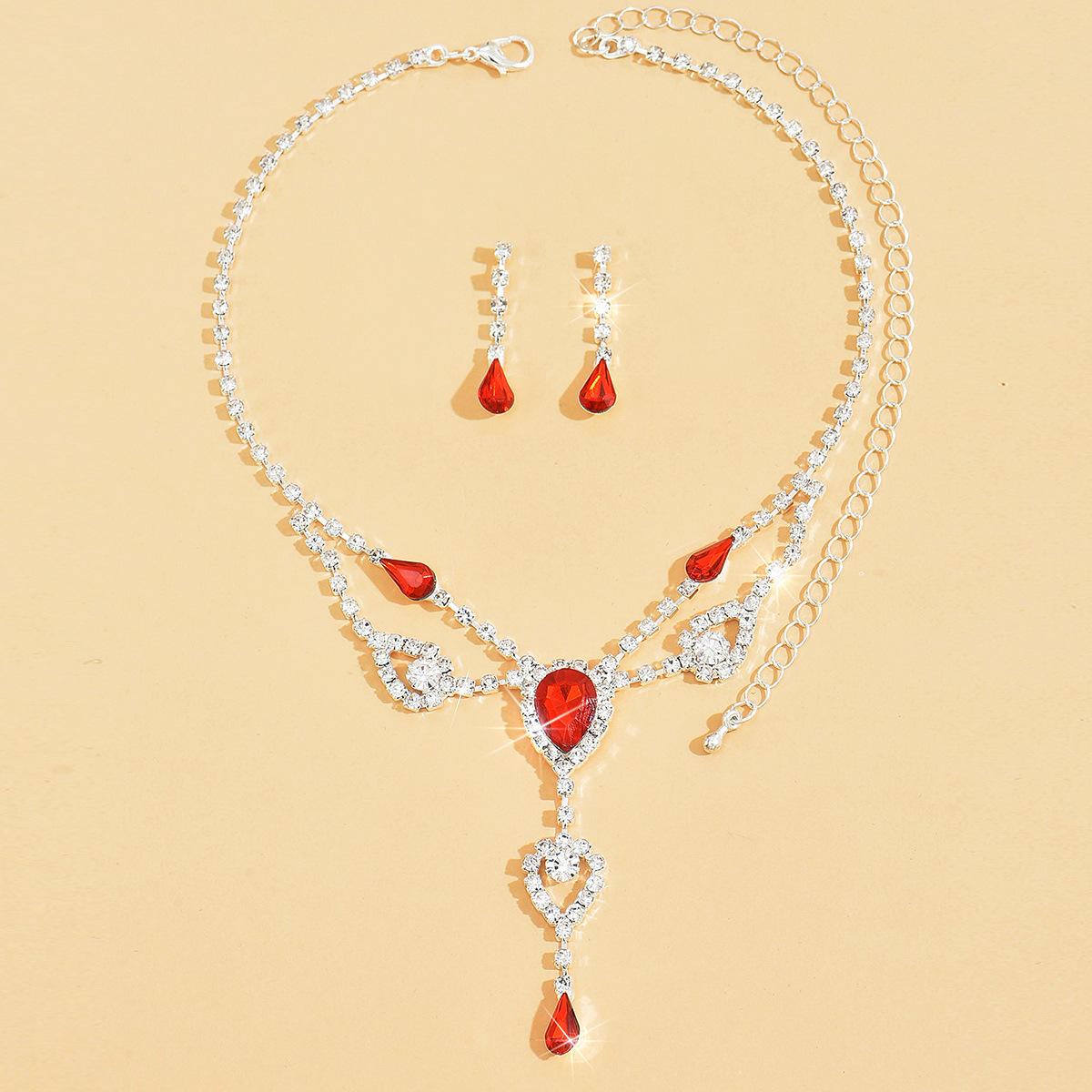 Комплект украшений из хрусталя «Капля воды»: ожерелье и серьги
Комплект украшений из хрусталя «Капля воды»: ожерелье и серьги