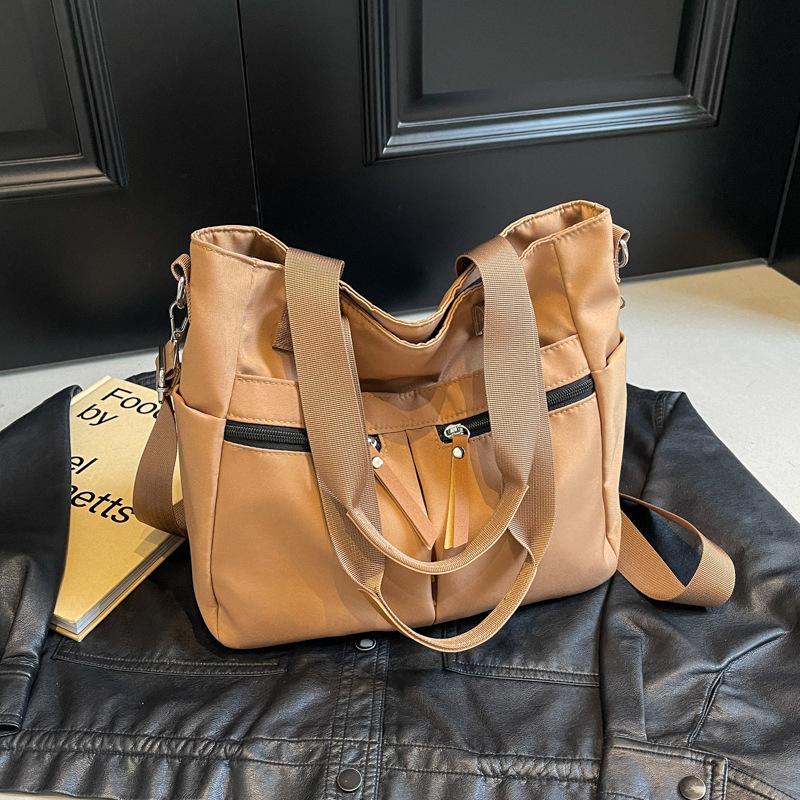 Полотняна сумка жіноча великої місткості 2024, нова осінь і зима, універсальна повсякденна портативна сумка для приміських поїздок коричневий
Полотняна сумка жіноча великої місткості 2024, нова осінь і зима, універсальна повсякденна портативна сумка для приміських поїздок коричневий