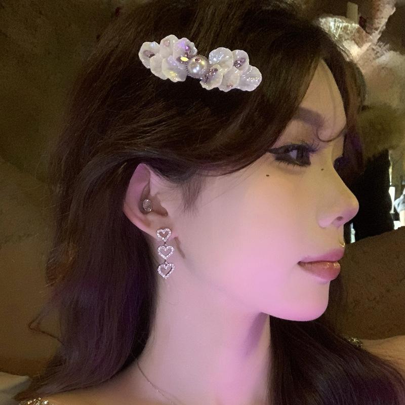 Double petal pearl hairpin French retro light luxury high-end duckbill clip niche design exquisite hair accessories
Double petal pearl hairpin French retro light luxury high-end duckbill clip niche design exquisite hair accessories