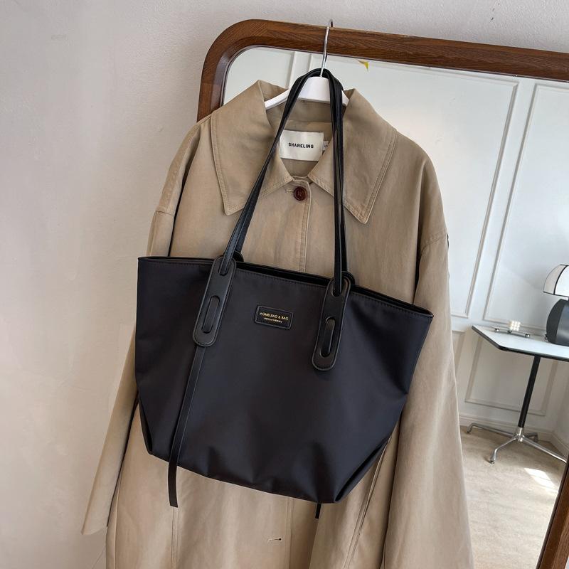 Универсальная вместительная сумка-тоут для женщин 2024 года, новая простая и модная сумка через плечо с нишевой текстурой, сумка для пригородного класса чёрный