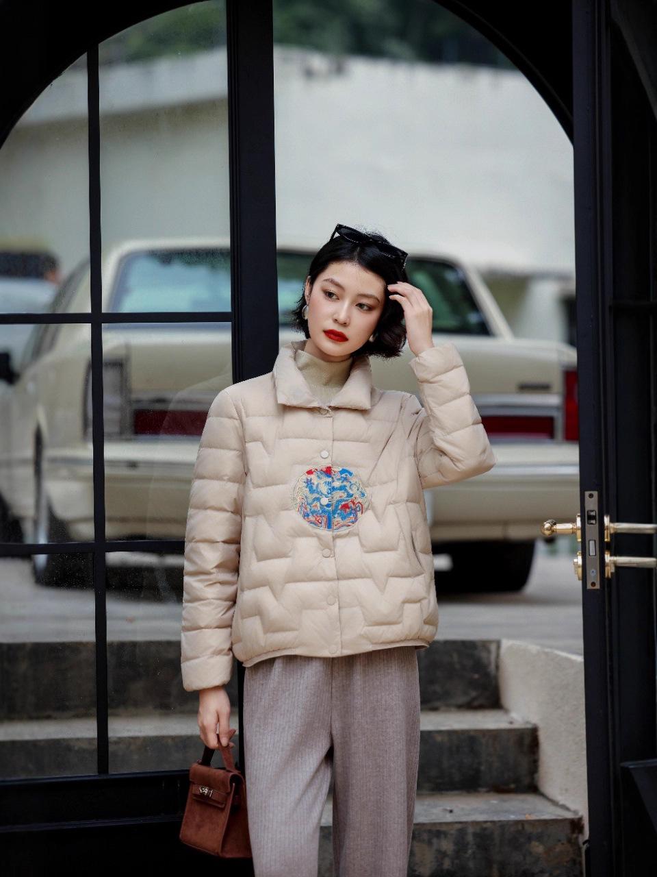 Full Bloom Chinese-Style Lightweight Down Jacket for Women - 2025 Winter Collection M брудно-білий
Full Bloom Chinese-Style Lightweight Down Jacket for Women - 2025 Winter Collection M брудно-білий