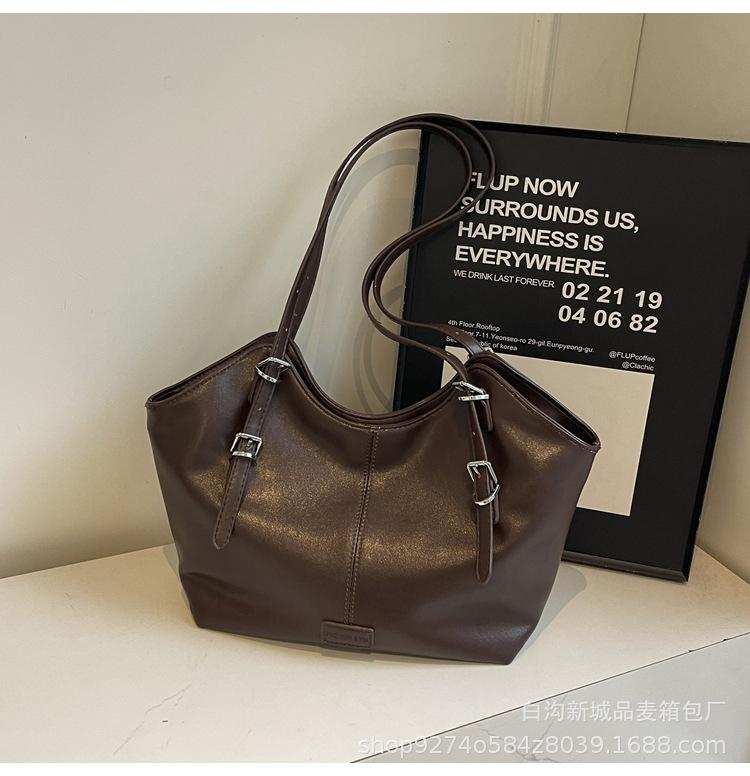 Commuter big bag women s 2025 new large-capacity fashion texture tote bag simple retro shoulder bag handbag
Commuter big bag women s 2025 new large-capacity fashion texture tote bag simple retro shoulder bag handbag