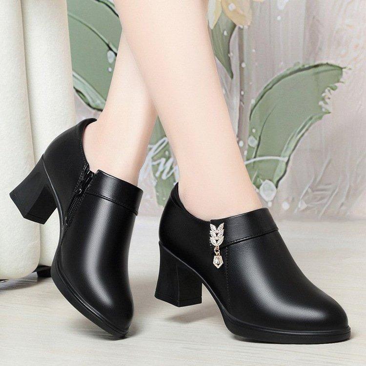 New Style Mid-heel Soft Leather Sole Women s Shoes with Thick Heels and Single Sole 41 чорний
New Style Mid-heel Soft Leather Sole Women s Shoes with Thick Heels and Single Sole 41 чорний