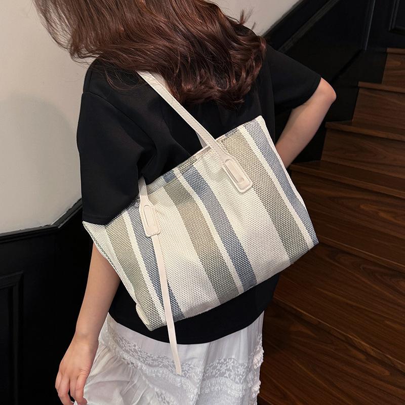 Large capacity women s new simple vertical stripes casual fashion portable shoulder tote bag women чорний
Large capacity women s new simple vertical stripes casual fashion portable shoulder tote bag women чорний