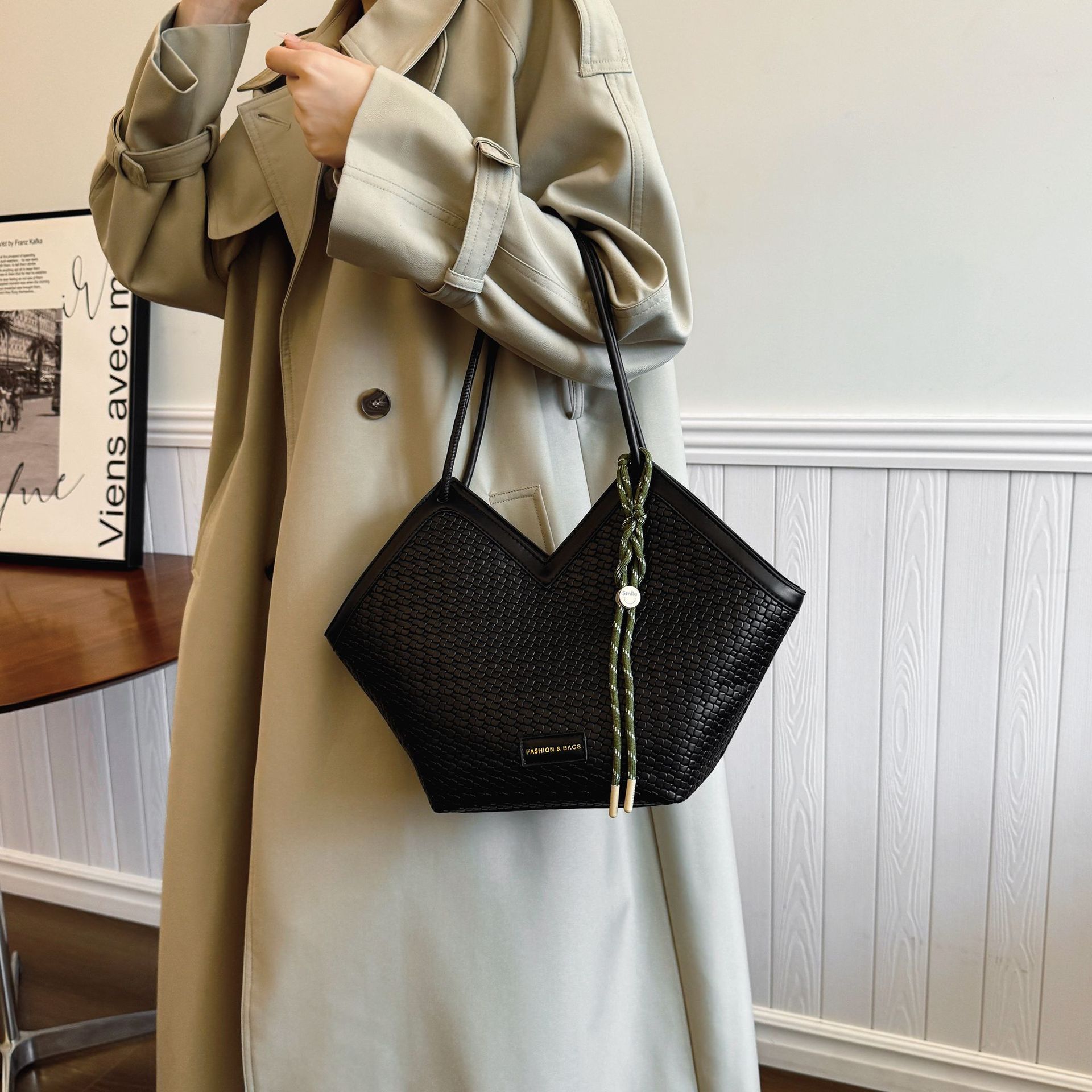 Large Capacity Bag Women S Retro Indentation Shoulder Portable Underarm Bag Premium Texture Commuter Tote Bag светло-коричневого
Large Capacity Bag Women S Retro Indentation Shoulder Portable Underarm Bag Premium Texture Commuter Tote Bag светло-коричневого