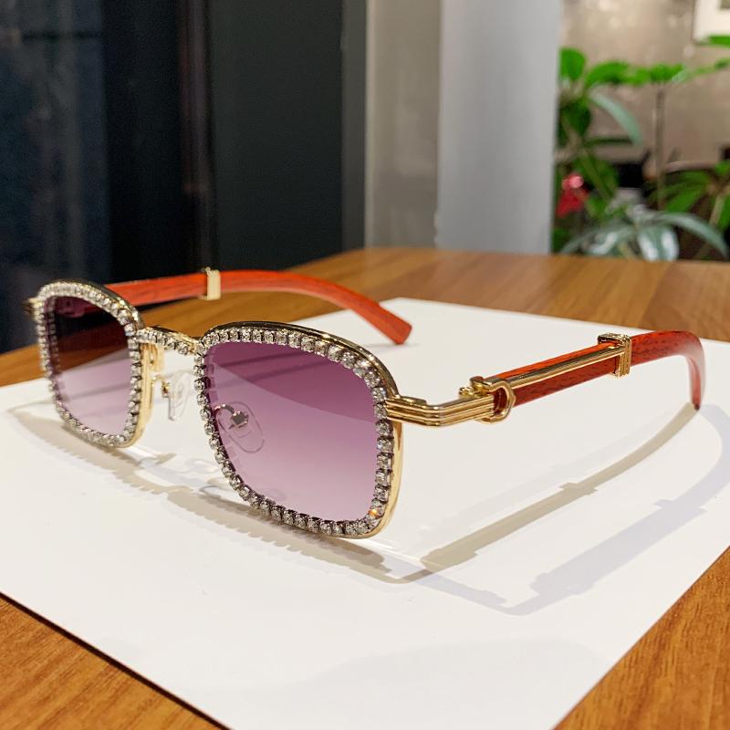 Новые маленькие солнцезащитные очки с изысканной бриллиантовой инкрустацией, винтажные персонализированные солнцезащитные очки, солнцезащитные очки с дужками под дерево 98106-1
Новые маленькие солнцезащитные очки с изысканной бриллиантовой инкрустацией, винтажные персонализированные солнцезащитные очки, солнцезащитные очки с дужками под дерево 98106-1