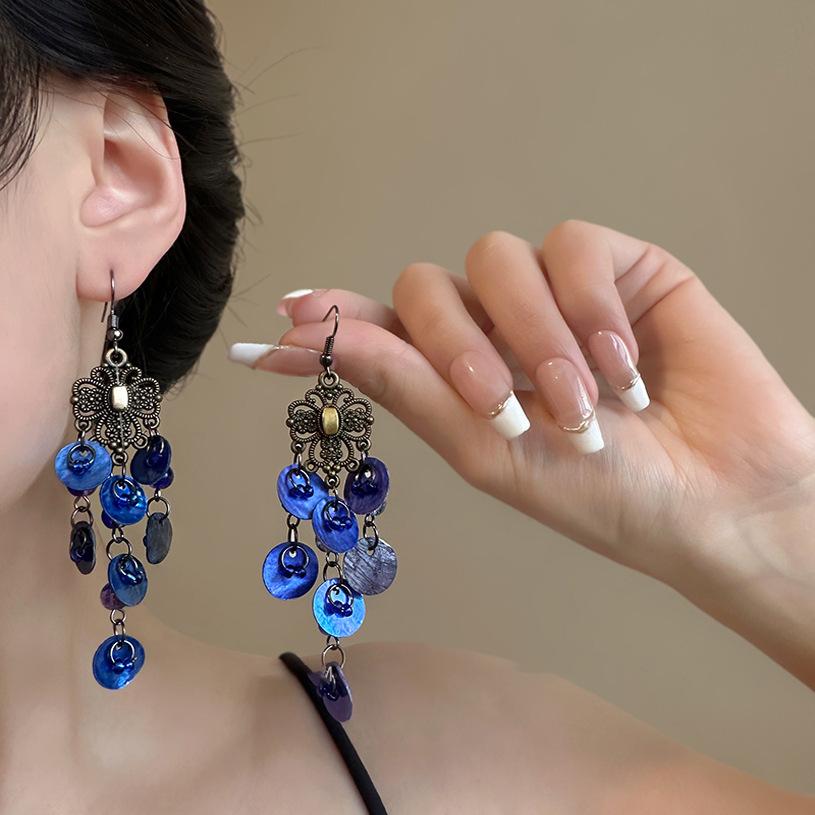 Round shell fringed earrings niche light luxury retro ear hook personality versatile fashion high sense earrings women
Round shell fringed earrings niche light luxury retro ear hook personality versatile fashion high sense earrings women