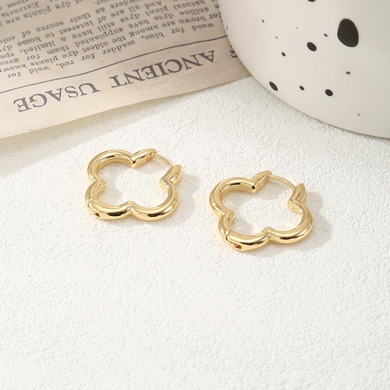 Модные парные серьги-клипсы с декоративным сплавом в виде четырехлистного цветка, сексуальный циркон, подходят для повседневной одежды, идеальный выбор для сочетания золотой
Модные парные серьги-клипсы с декоративным сплавом в виде четырехлистного цветка, сексуальный циркон, подходят для повседневной одежды, идеальный выбор для сочетания золотой