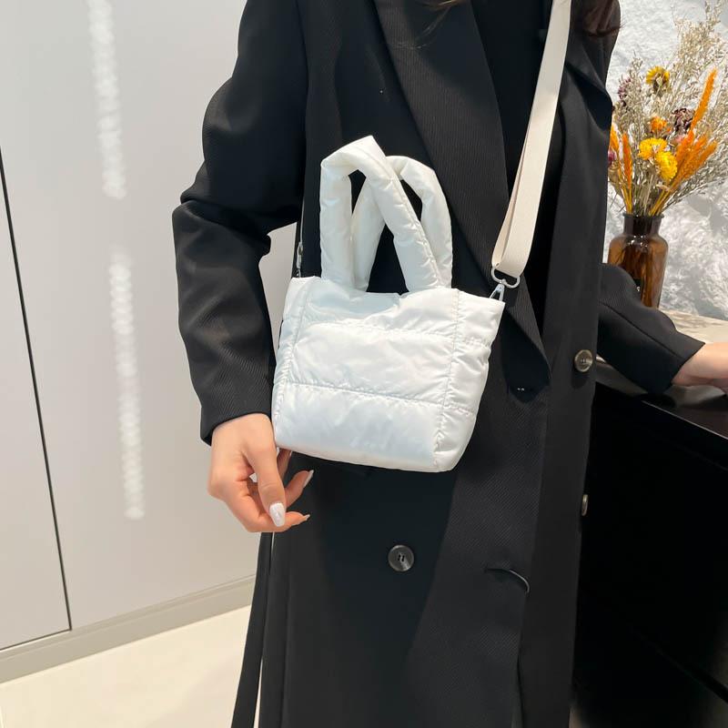 2025 new small sachet, personalized fashion quilted handbag, versatile small cotton-filled messenger bag 16*8*15 серебряный
2025 new small sachet, personalized fashion quilted handbag, versatile small cotton-filled messenger bag 16*8*15 серебряный