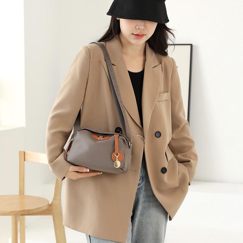 New Portable Shoulder Bag Women s Trend Messenger Bag Anti-splashing Nylon Mobile Phone Bag чёрный
New Portable Shoulder Bag Women s Trend Messenger Bag Anti-splashing Nylon Mobile Phone Bag чёрный