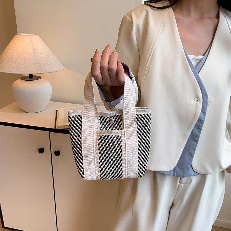 2025 spring and summer new retro bag cute small fresh casual contrasting color fashion handbag hand bag small square bag
2025 spring and summer new retro bag cute small fresh casual contrasting color fashion handbag hand bag small square bag