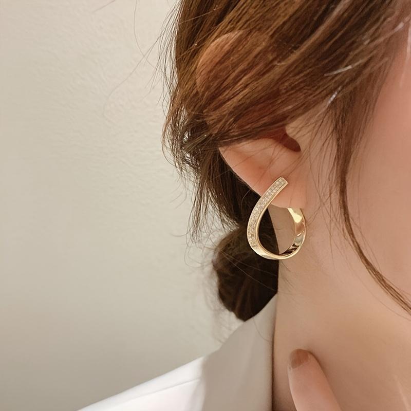 A Pair of Minimalist And Stylish Geometric Teardrop Earrings Set with Zirconia Stones, Embodying a Cool And Elegant Vibe Suitable for Weddings золотистый
A Pair of Minimalist And Stylish Geometric Teardrop Earrings Set with Zirconia Stones, Embodying a Cool And Elegant Vibe Suitable for Weddings золотистый